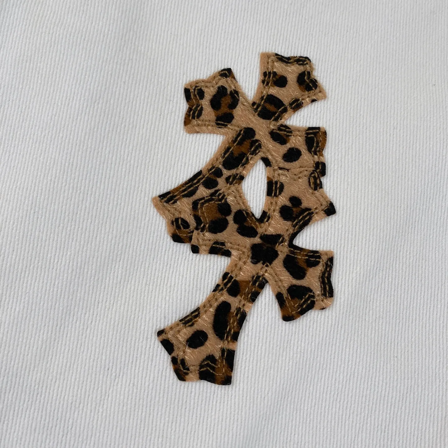 P240 chrome hearts new leopard print cross patch leather white jeans vi Top heavy industry fashionable design] Consistent high street luxury style creation. Speaking of this style, the Zangyin family and GU family are definitely the leading representative brands. Especially the Zangyin family has really achieved a state-of-the-art effect in creating high street style. The unique washed material is used to create this style. The color system is quite eye-catching. After it is decorated with patchwork cross flowers, it cleverly highlights the charm of the brand. Secondly, this style uses classic The classic high-waist cutting design highlights the long legs and fashionable temperament of the upper body. The brand is highly recognizable and the slim fit configuration is more suitable for daily wear. It is a product that interprets personality, fashion, and specifications at a glance. This single product is enough to make any fan excited. It can be a white T-shirt for youthful preppy style, or a tight suspender for lady style. It has strong matching ability and can be easily controlled by men.  [Materials and craftsmanship] Needless to say, this point goes without saying. As an excellent craftsman brand, Zangyin’s requirements for details and craftsmanship are really perfect. The washed color of this model has gone through so many processes, not to mention the embellishment of denim appliques. It is also purely hand-made and sewn. Just like what they believe in, only hand-made things have soul and have the meaning of wear. A top-notch heavy-duty fashionable denim item, I look forward to your perfect interpretation! !  Size:28-36